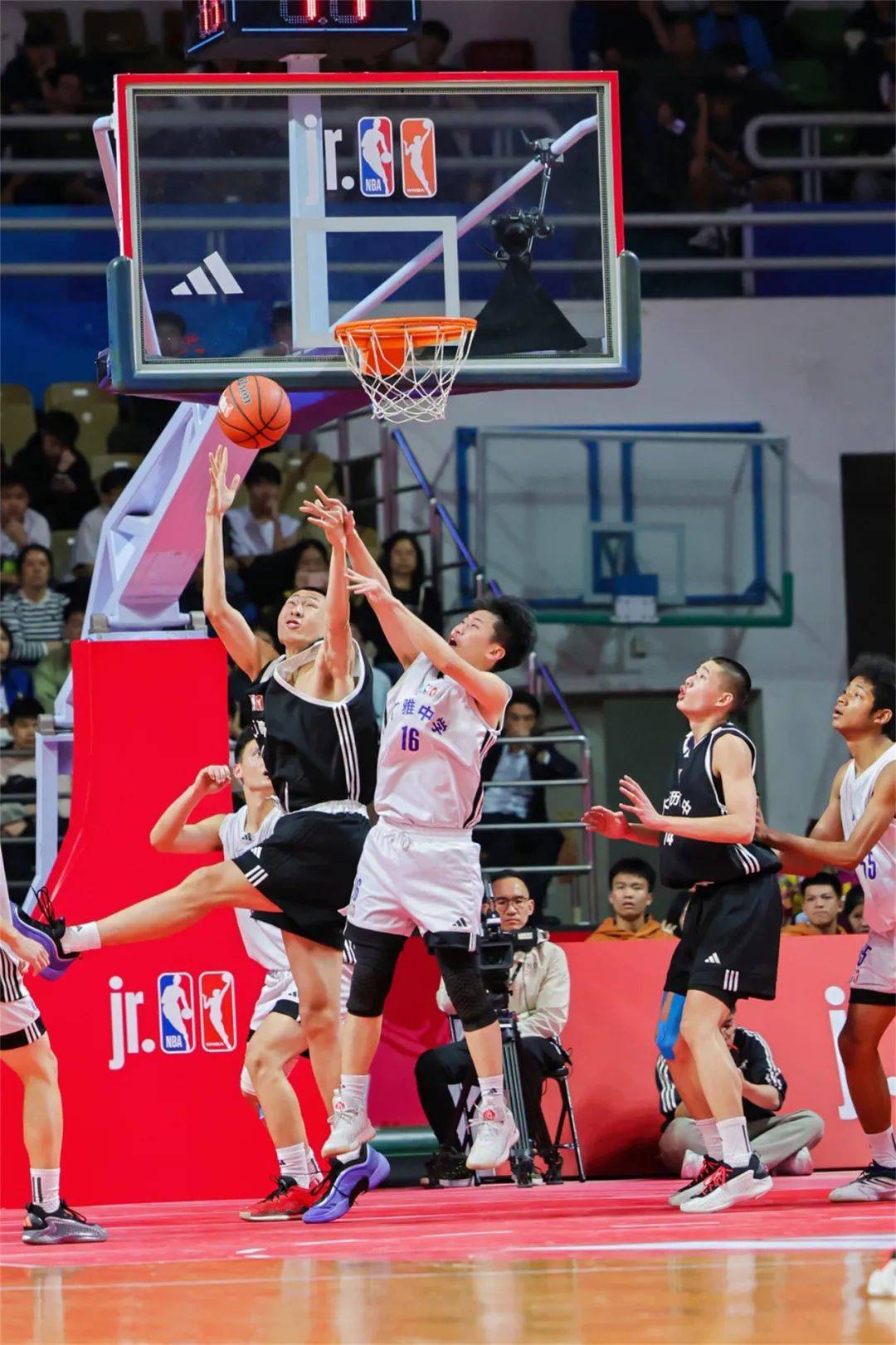 开云体育中国-每场篮球比赛都是一次视觉盛宴,吸引着无数观众的简单介绍