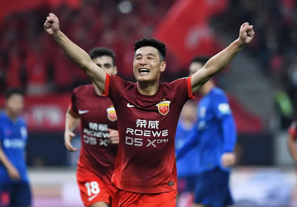 中超联赛关键一役,球队斗志昂扬 中超联赛关键一役,球队斗志昂扬